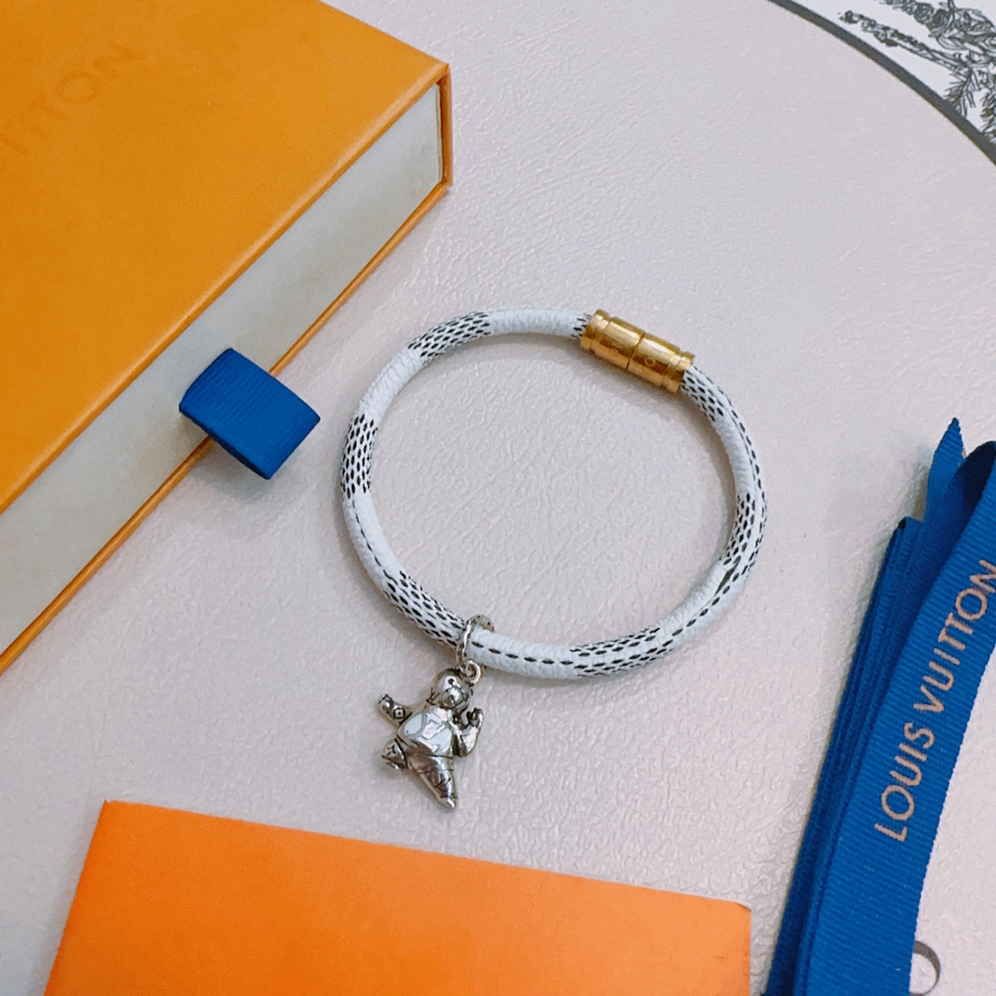 Accessories Necklaces — e18aa30e angle 1