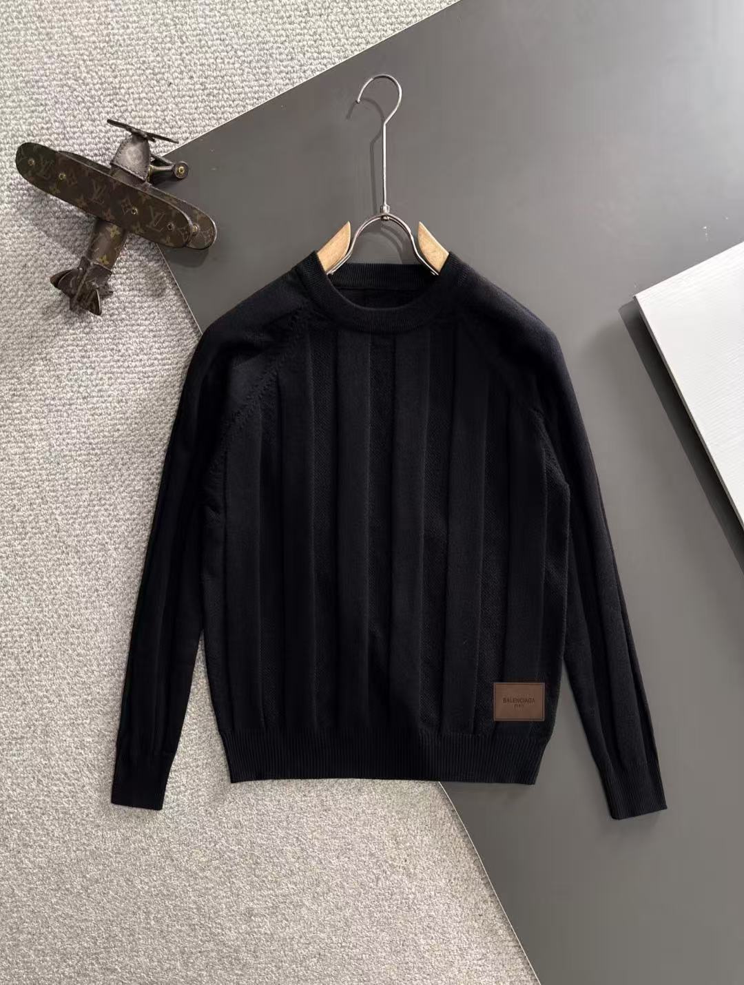 Balenciaga Hoodie — 39bfaa45 angle 1