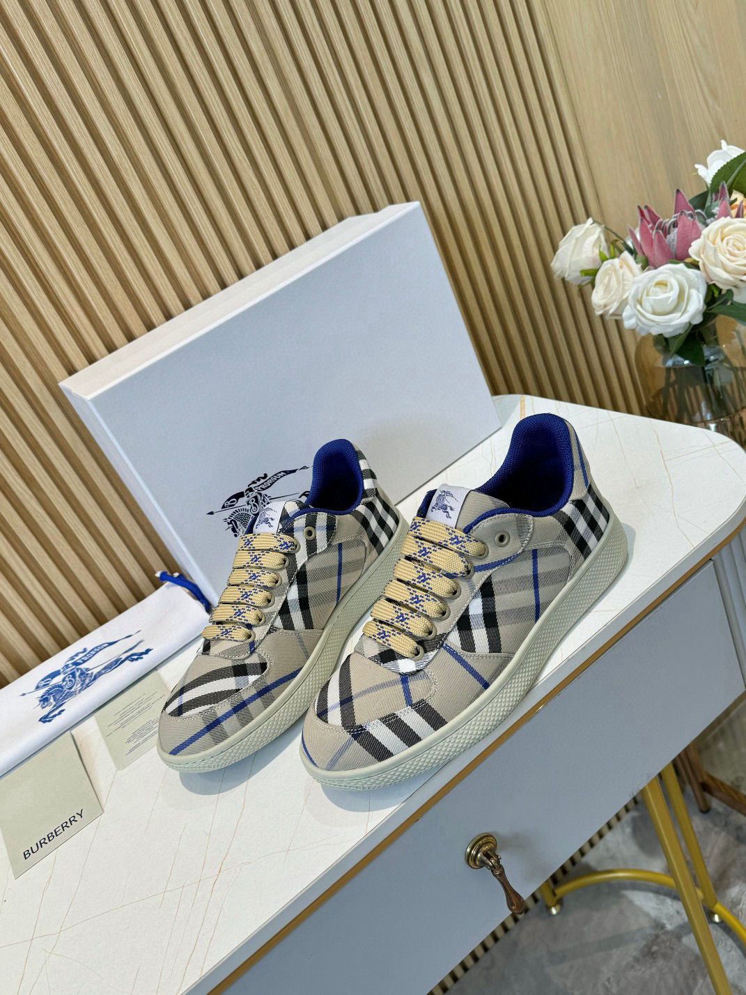 Shoe Burberry shoes — 9465ac23 angle 1