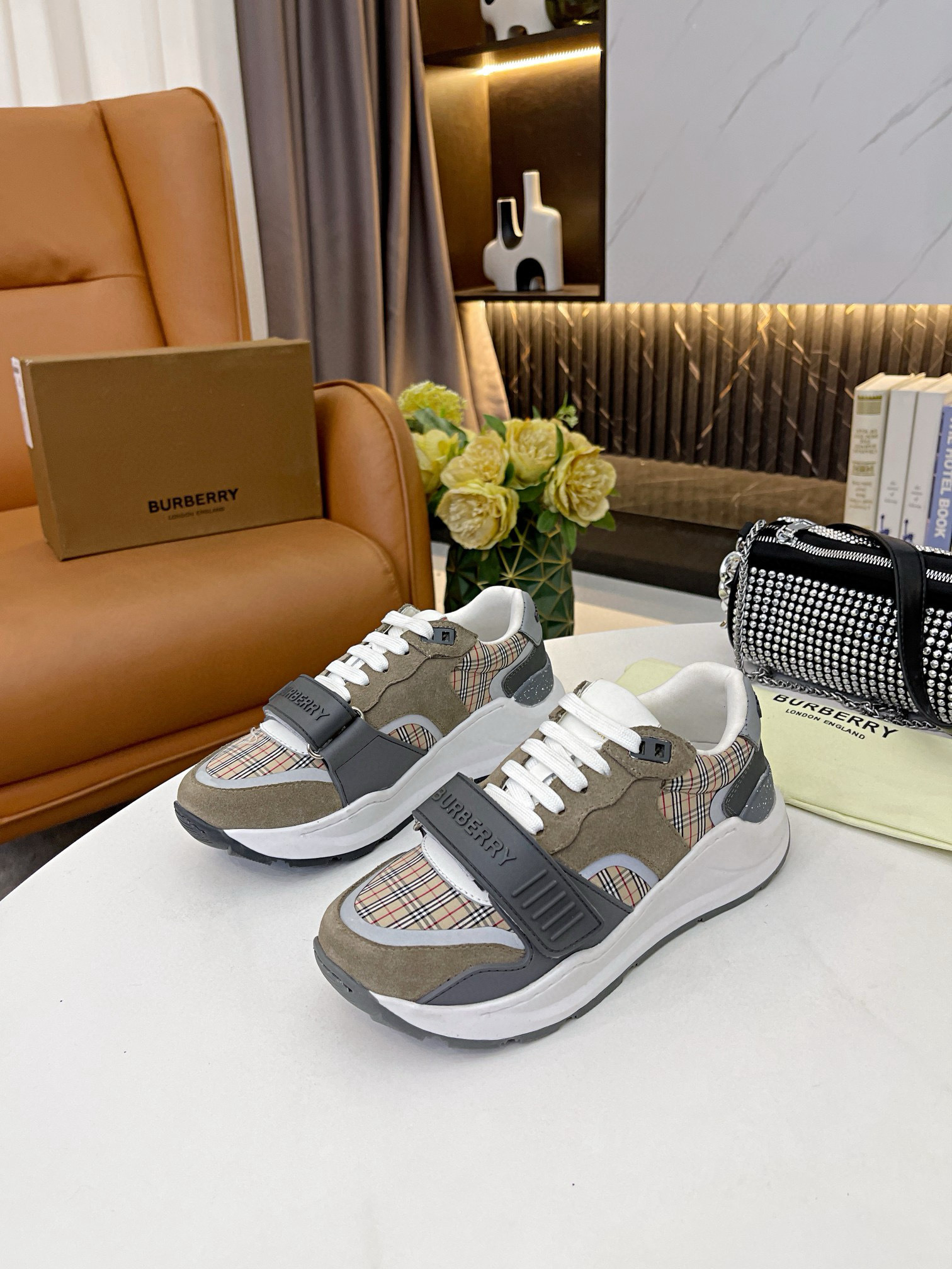 Shoe Burberry shoes — 99e0c1a8 angle 1