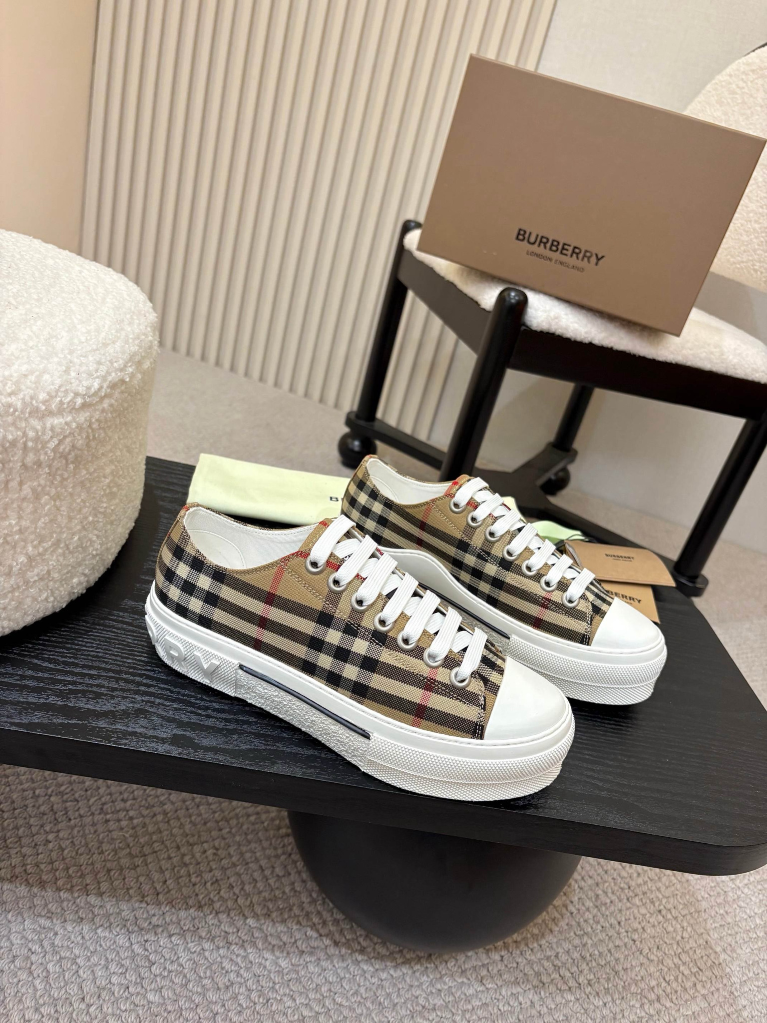 Shoe Burberry shoes — aaab2d8a angle 1