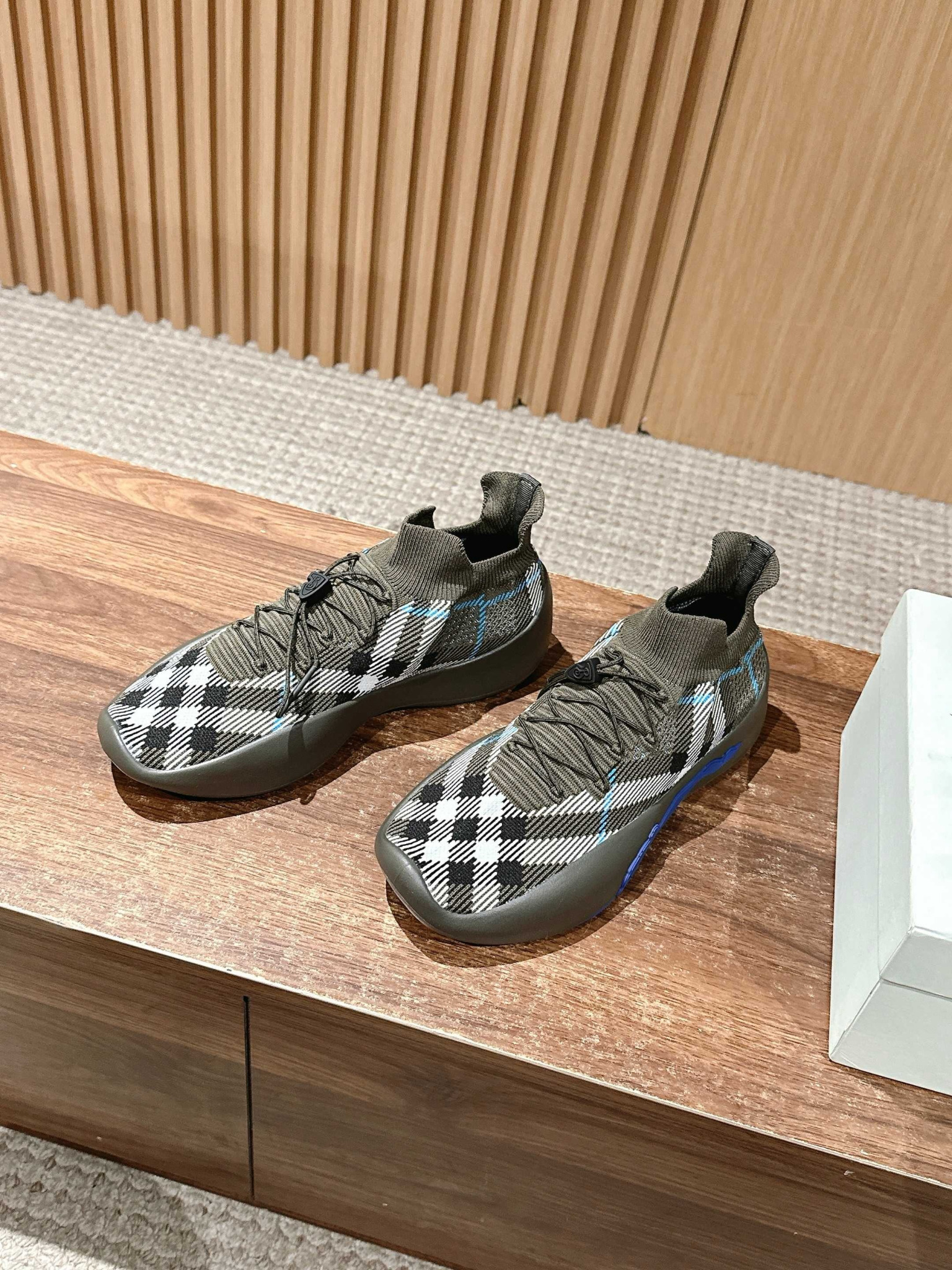 Shoe Burberry shoes — b576402a angle 1