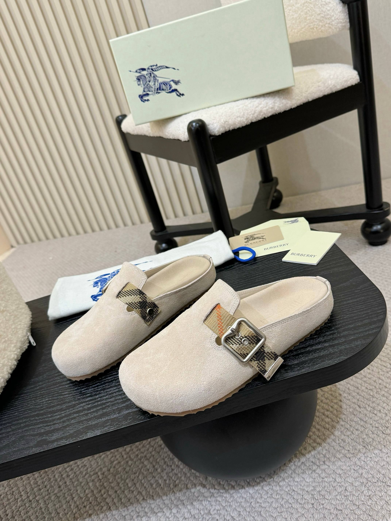 Shoe Burberry shoes — b717570f angle 1