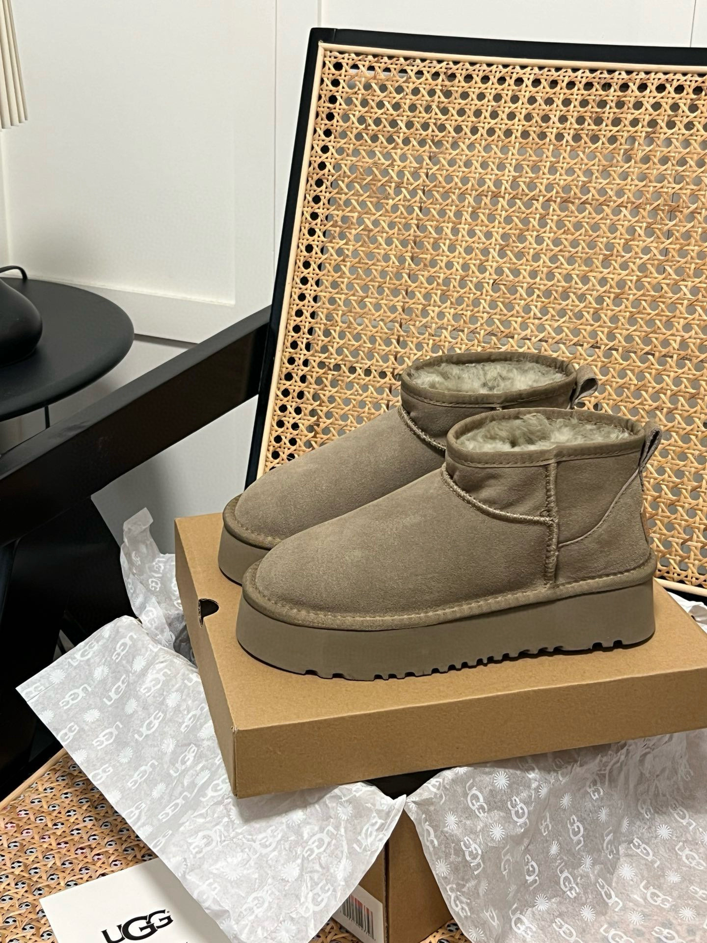 Shoe Ugg series — 454d07b2 angle 1