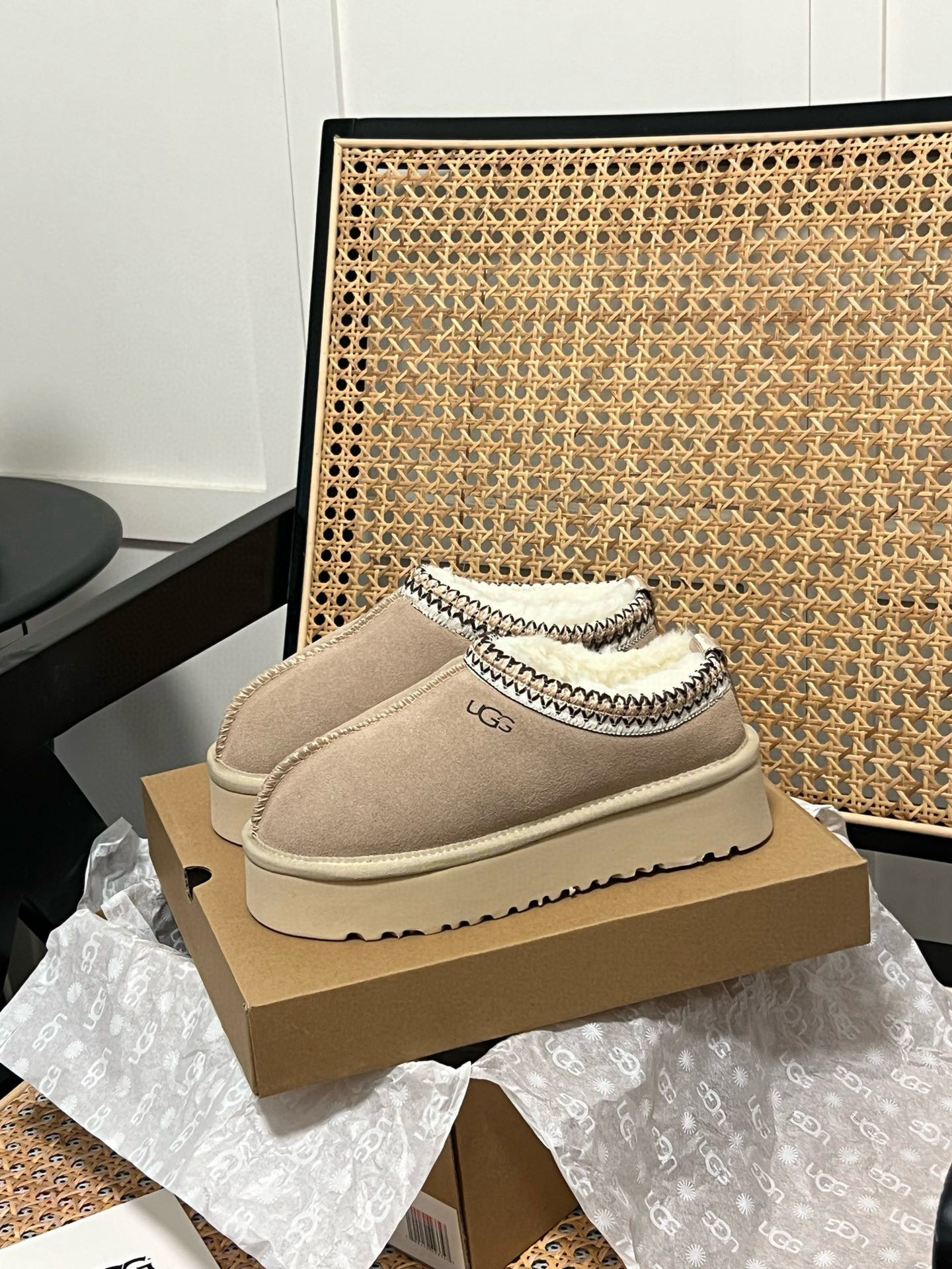 Shoe Ugg series — 4a176b59 angle 1