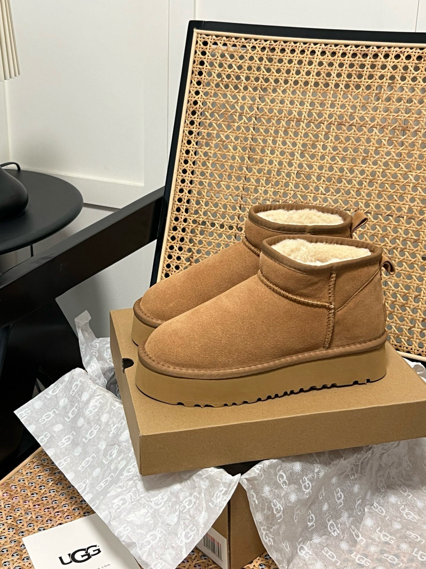 Shoe Ugg series — d4564885 angle 1