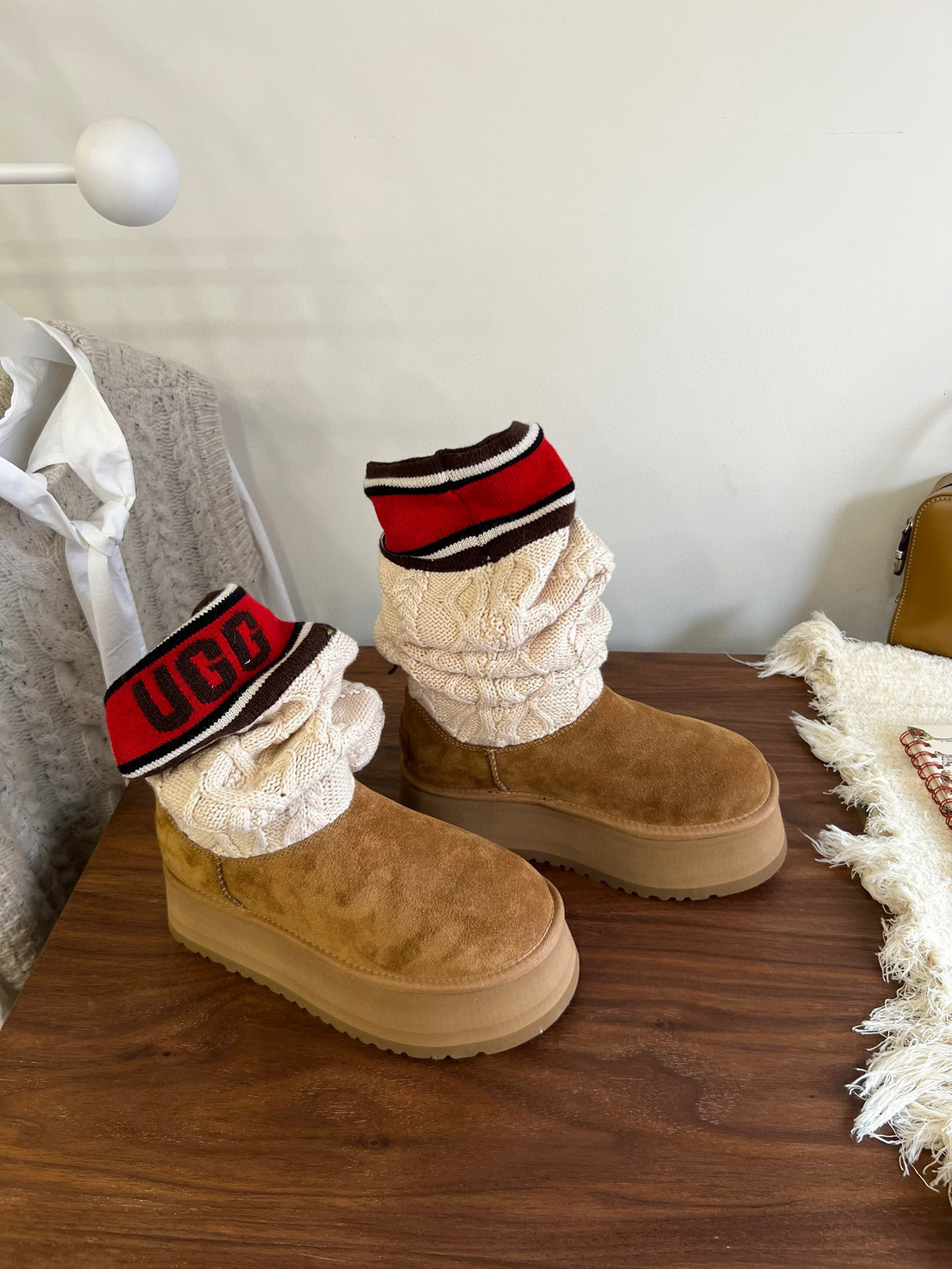 Shoe Ugg series — dce9c40d angle 1