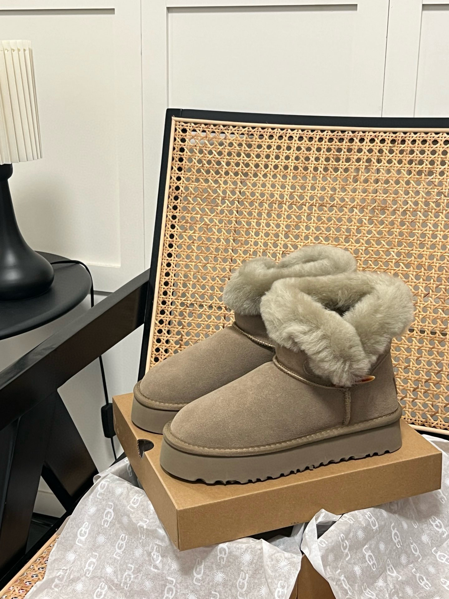Shoe Ugg series — fd00138b angle 1