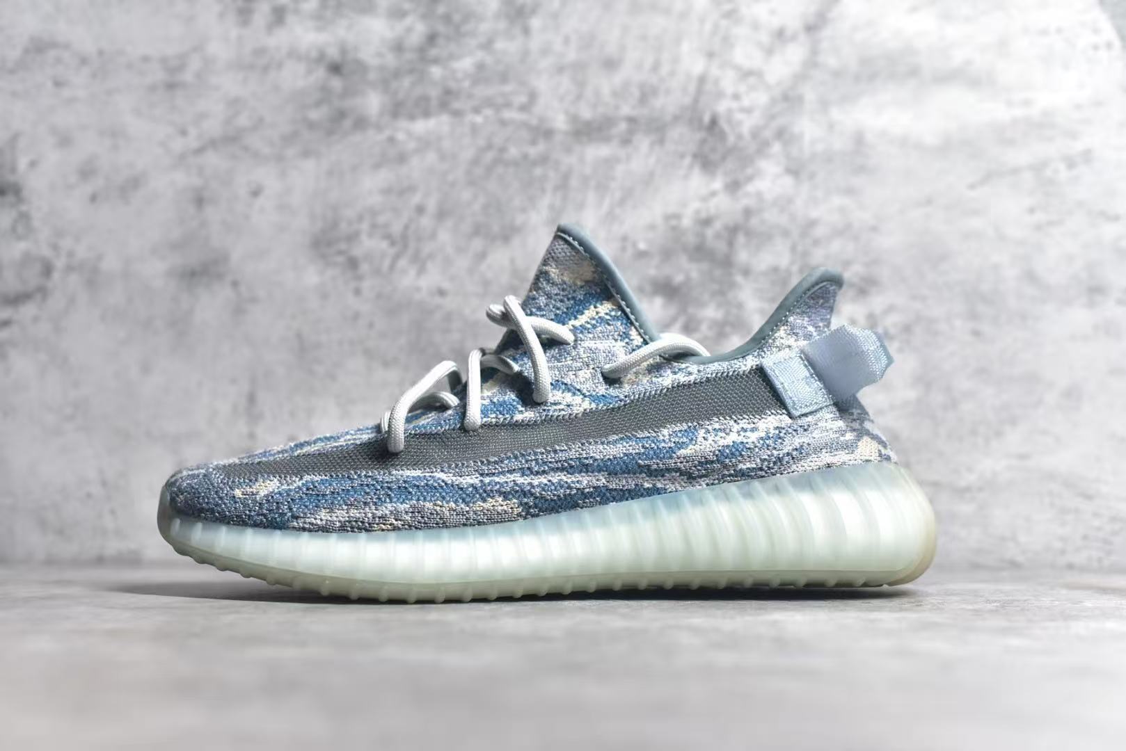 Shoe YEEZY — 05331c8a angle 1