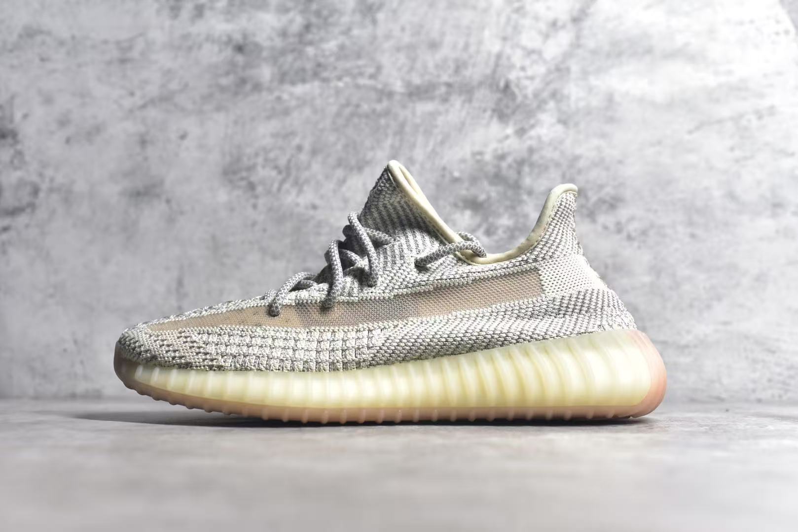 Shoe YEEZY — 3ca04362 angle 1
