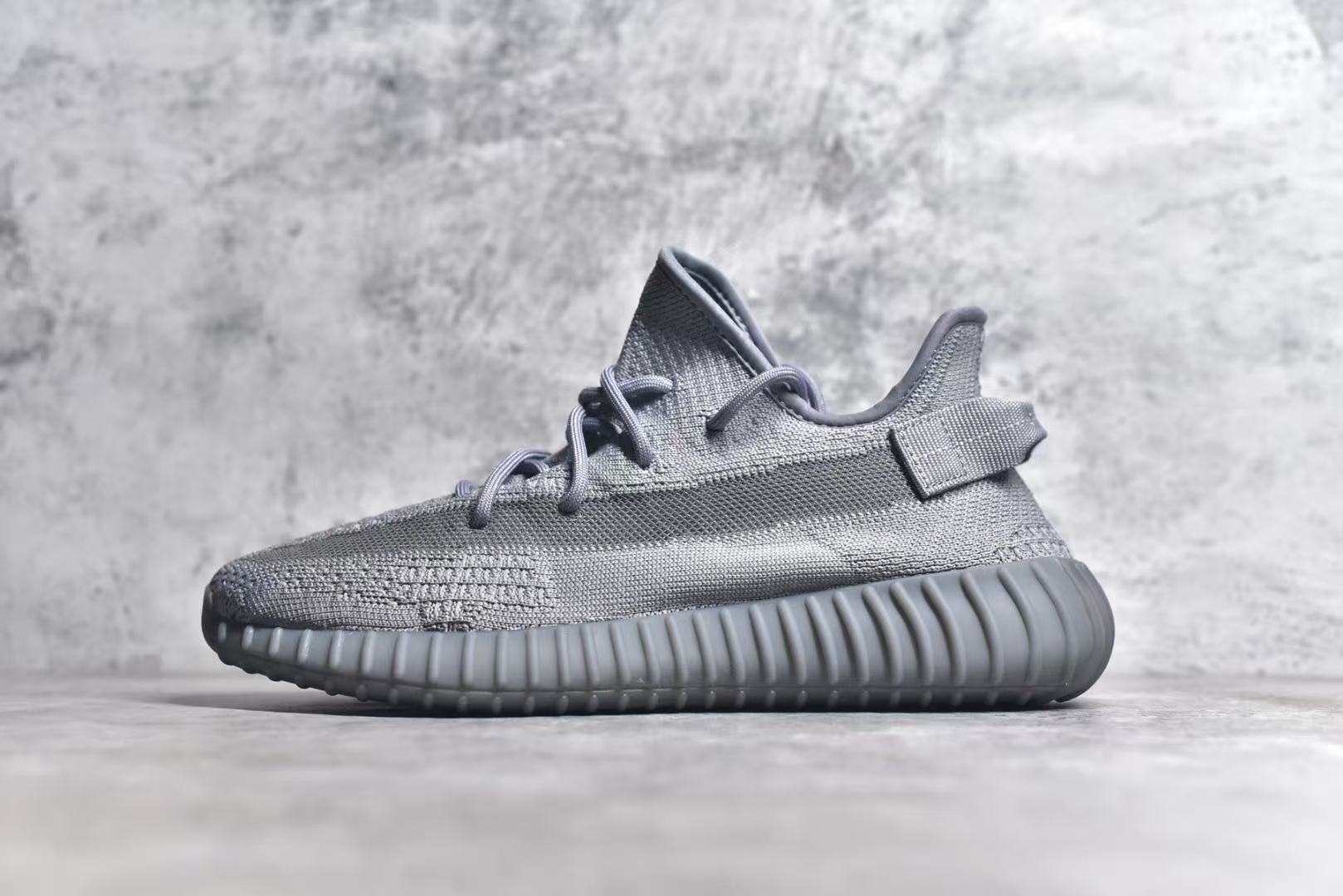 Shoe YEEZY — 855d1581 angle 1