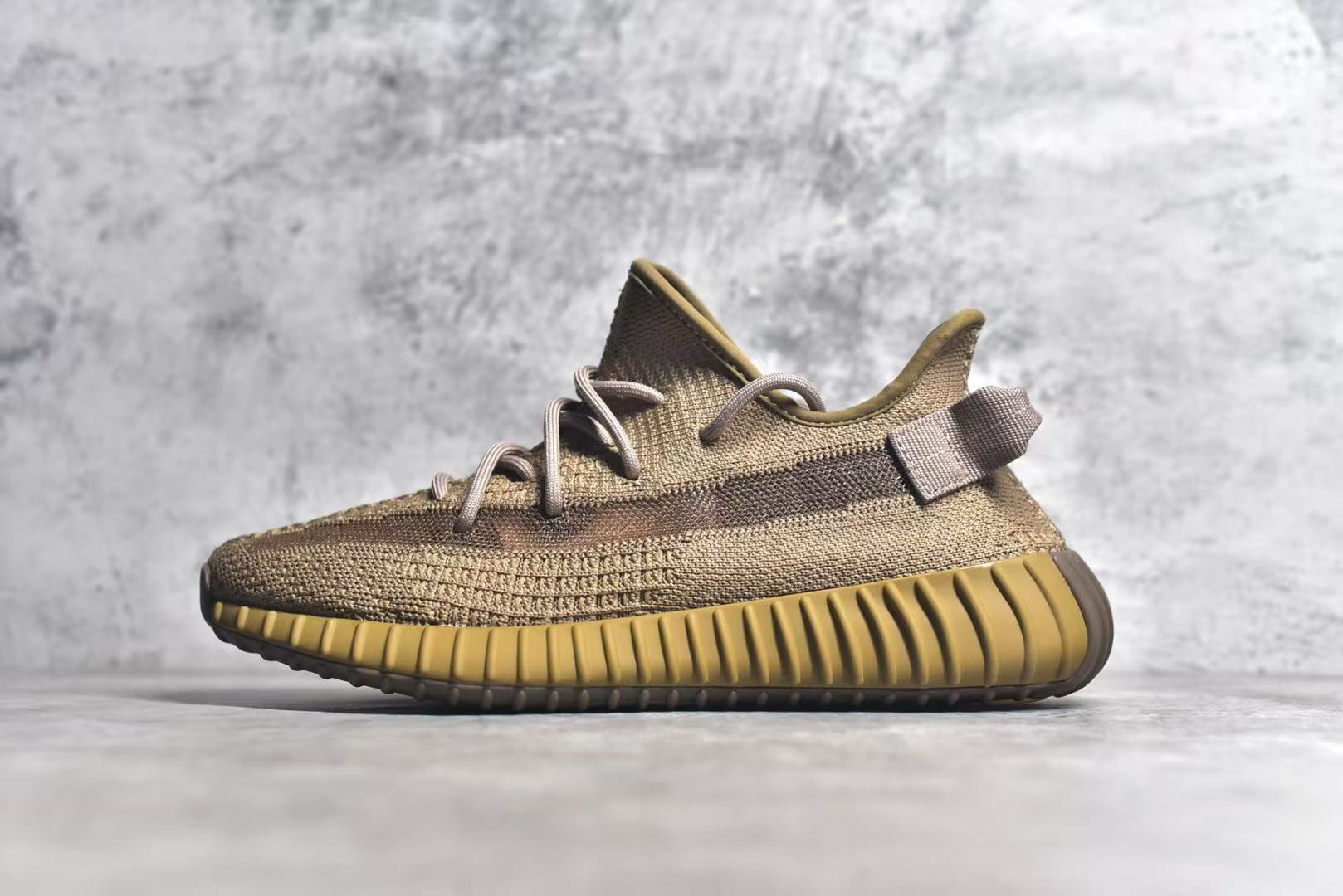 Shoe YEEZY — d97c5f13 angle 1