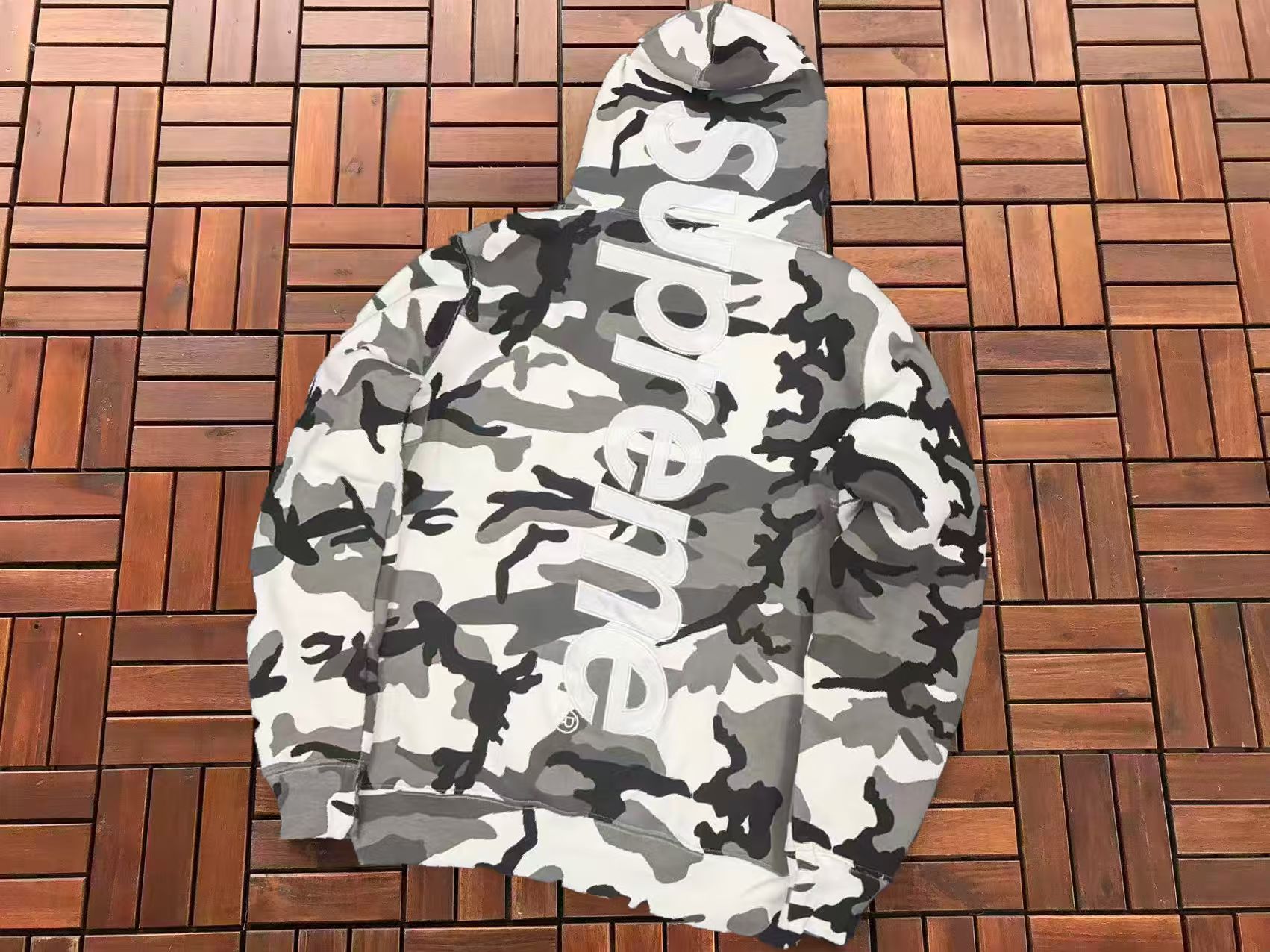 Supreme Hoodie — 31aa133a angle 1
