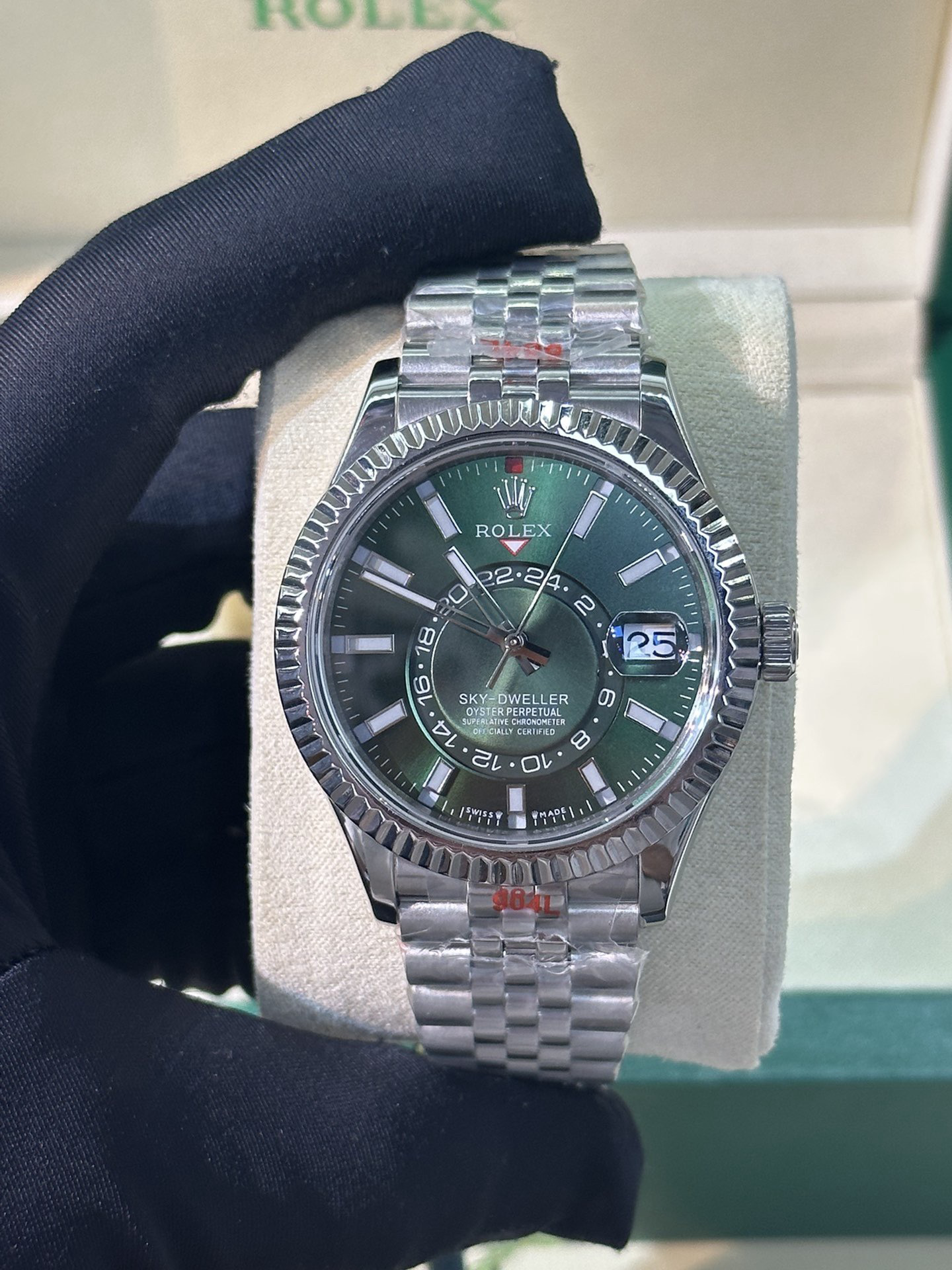 Watch — 572353f1 angle 1